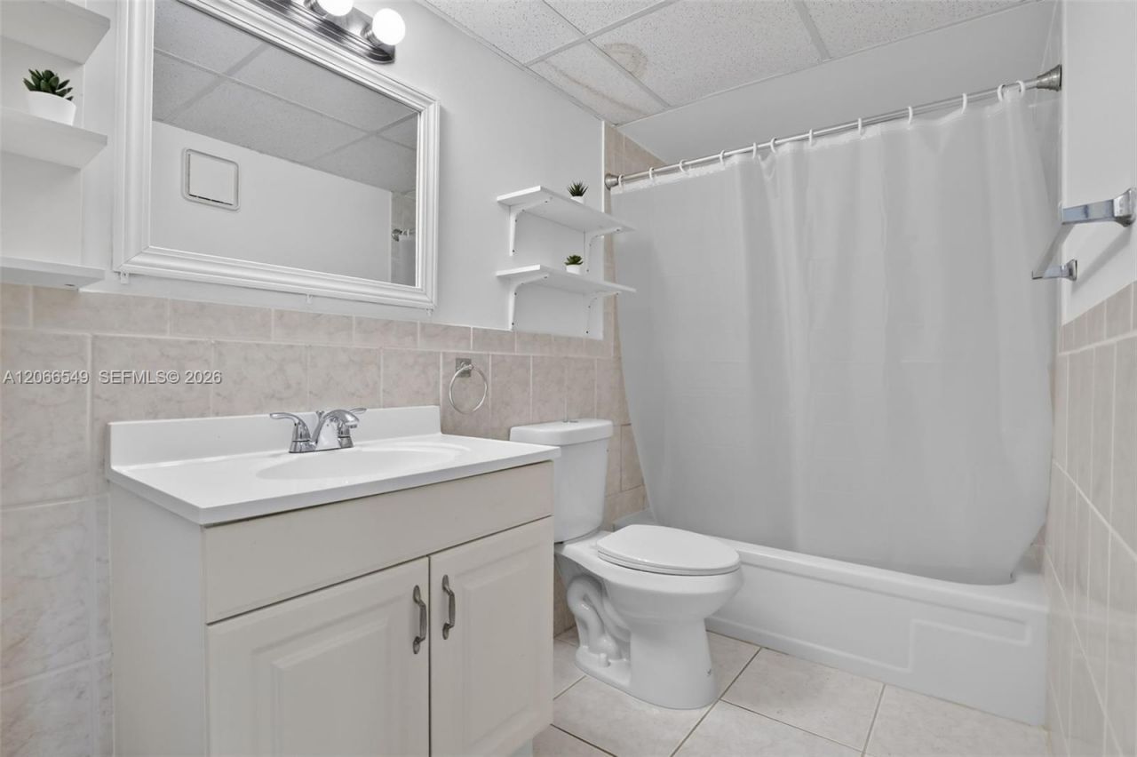 220 Lakeview Dr , Unit 210, Weston, FL 33326 Photo