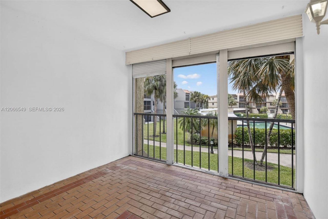 220 Lakeview Dr , Unit 210, Weston, FL 33326 Photo