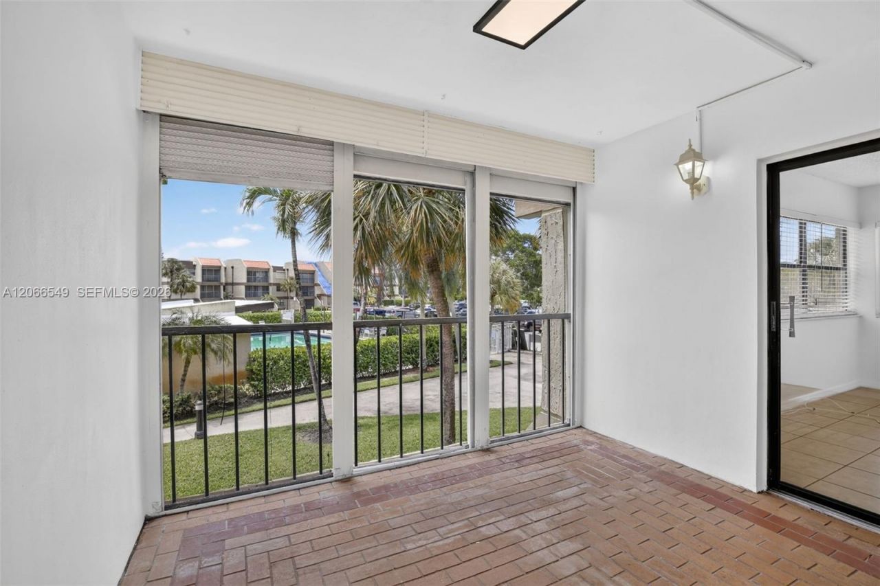 220 Lakeview Dr , Unit 210, Weston, FL 33326 Photo