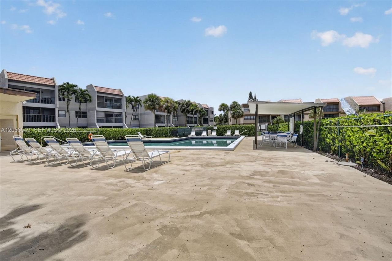 220 Lakeview Dr , Unit 210, Weston, FL 33326 Photo