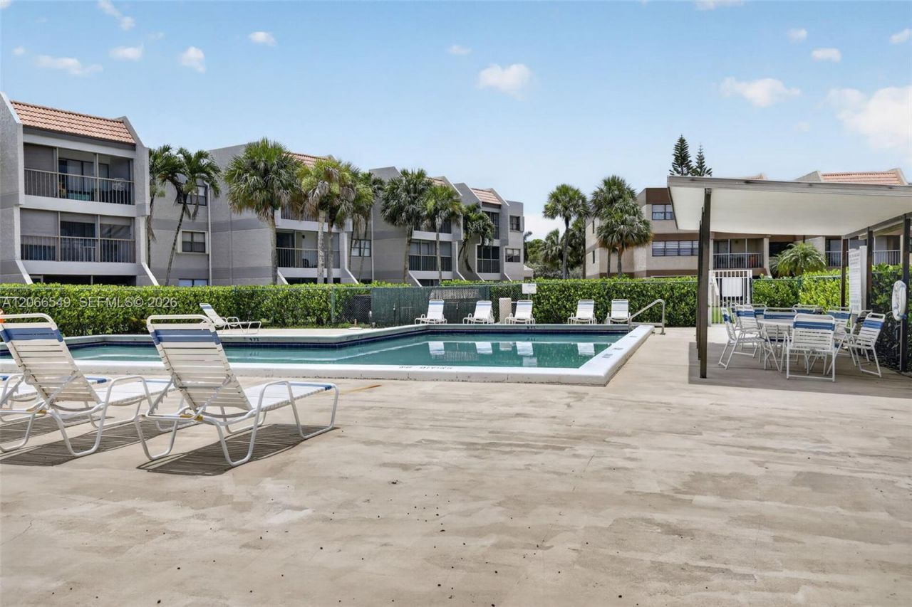 220 Lakeview Dr , Unit 210, Weston, FL 33326 Photo