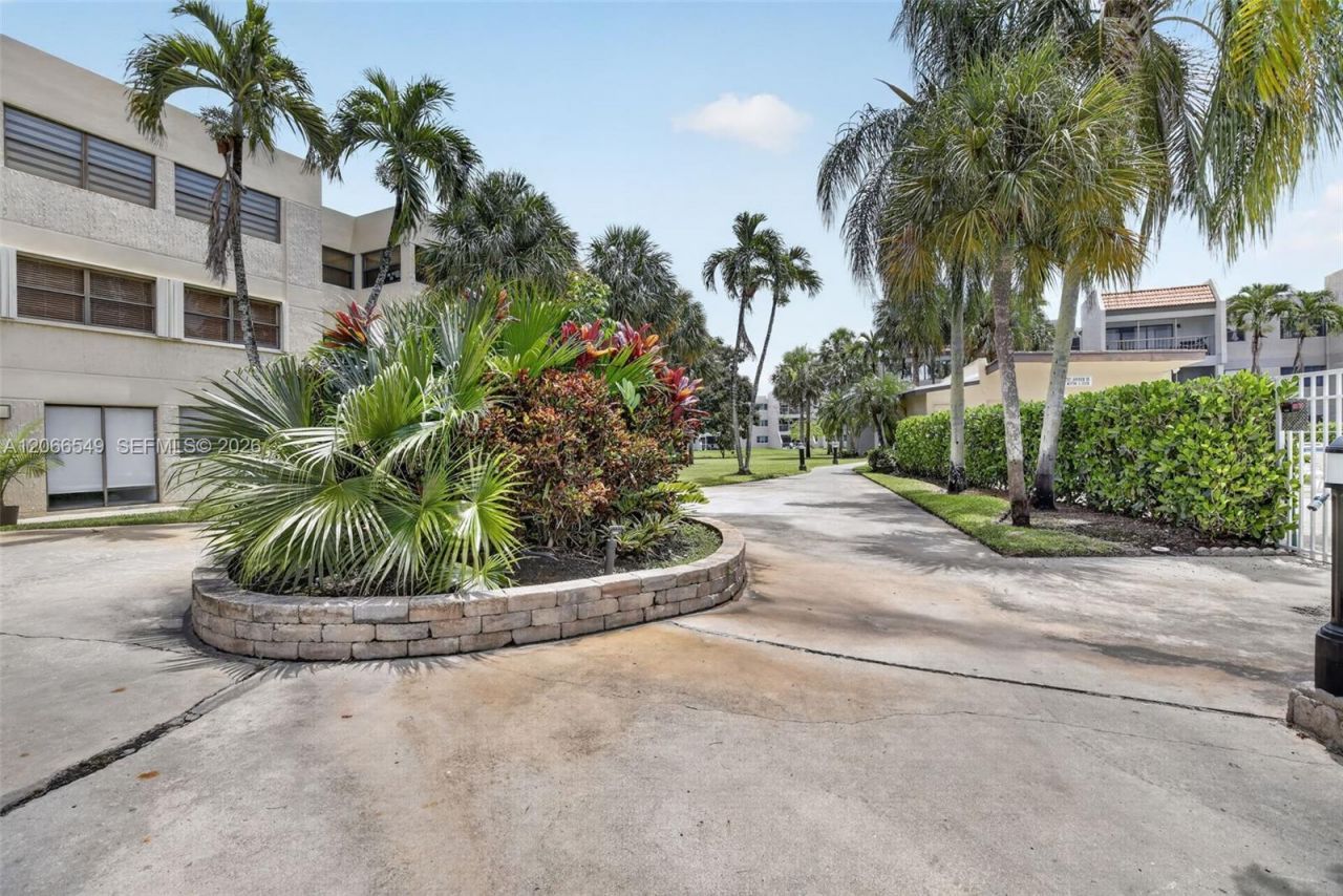 220 Lakeview Dr , Unit 210, Weston, FL 33326 Photo