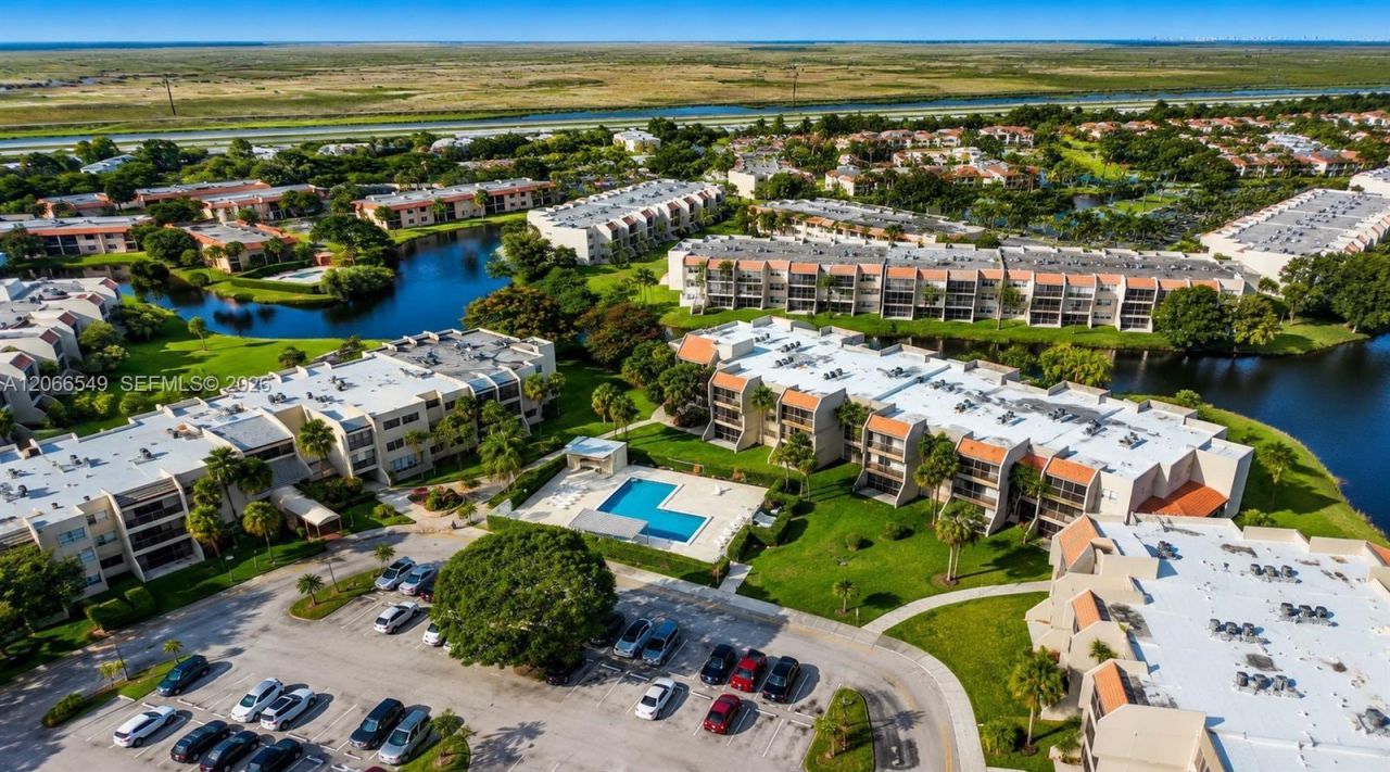 220 Lakeview Dr , Unit 210, Weston, FL 33326 Photo