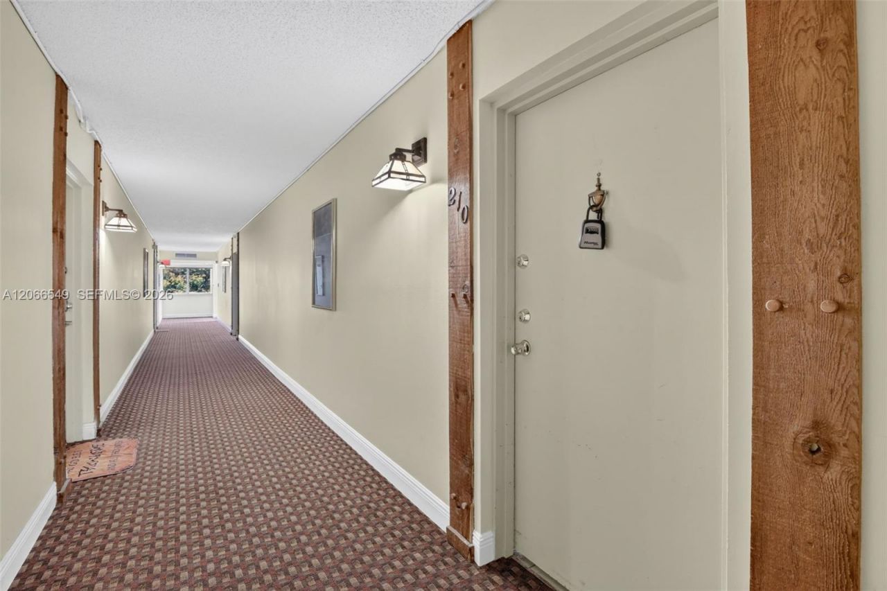 220 Lakeview Dr , Unit 210, Weston, FL 33326 Photo