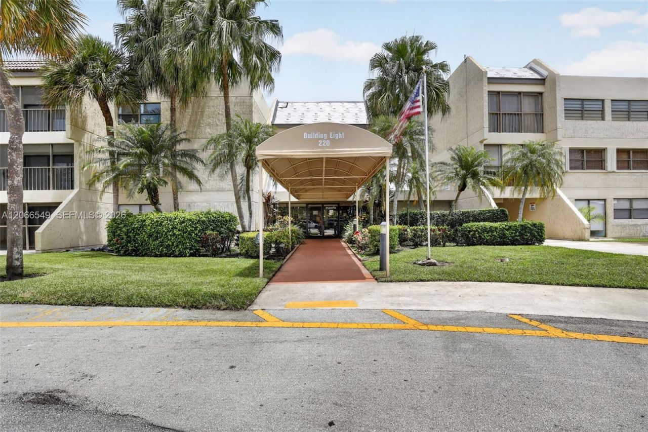 220 Lakeview Dr , Unit 210, Weston, FL 33326 Photo