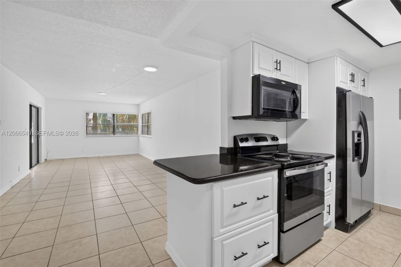 220 Lakeview Dr , Unit 210, Weston, FL 33326 Photo