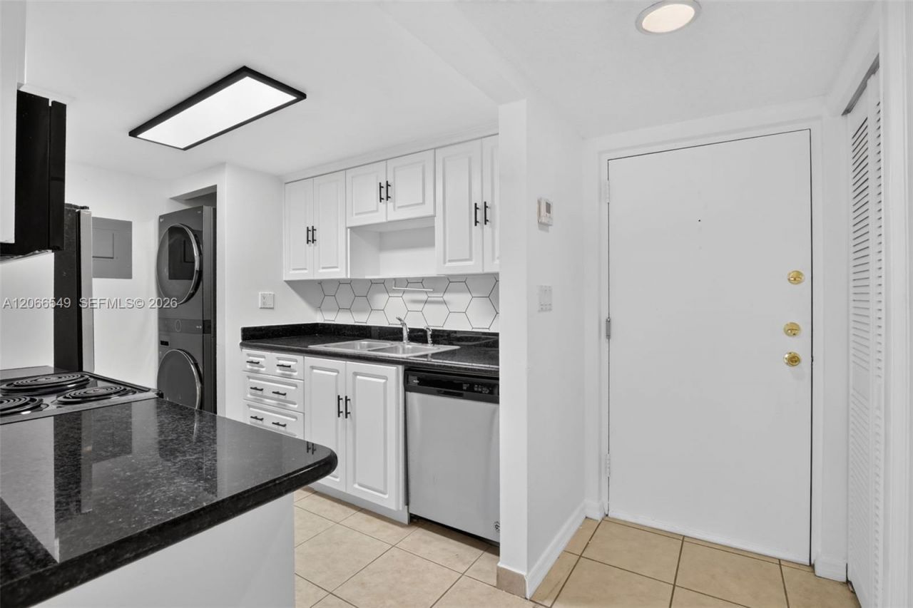 220 Lakeview Dr , Unit 210, Weston, FL 33326 Photo