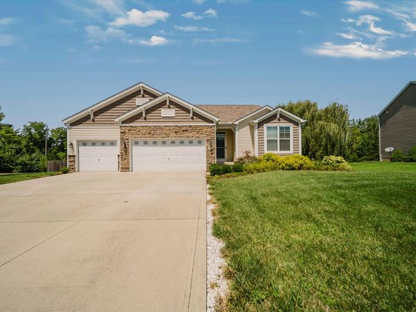 424 Rolling Acre Drive , Lithopolis, OH 43136