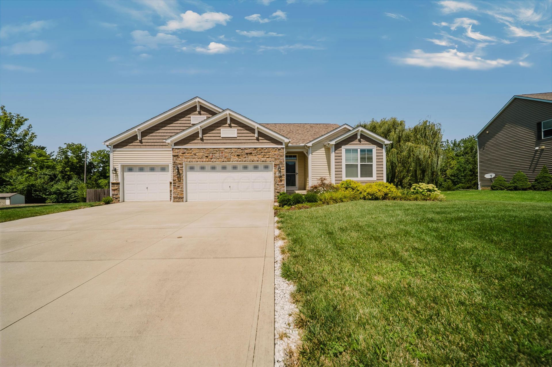 424 Rolling Acre Drive, Lithopolis, OH 43136 Main Photo