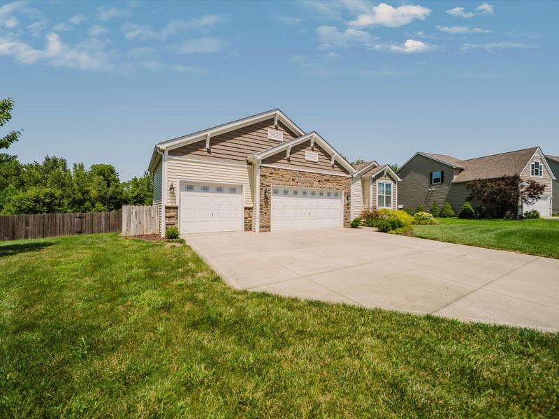 424 Rolling Acre Drive, Lithopolis, OH 43136 Photo 2