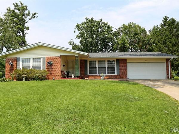 3245 Long Champs Drive , Florissant, MO 63033