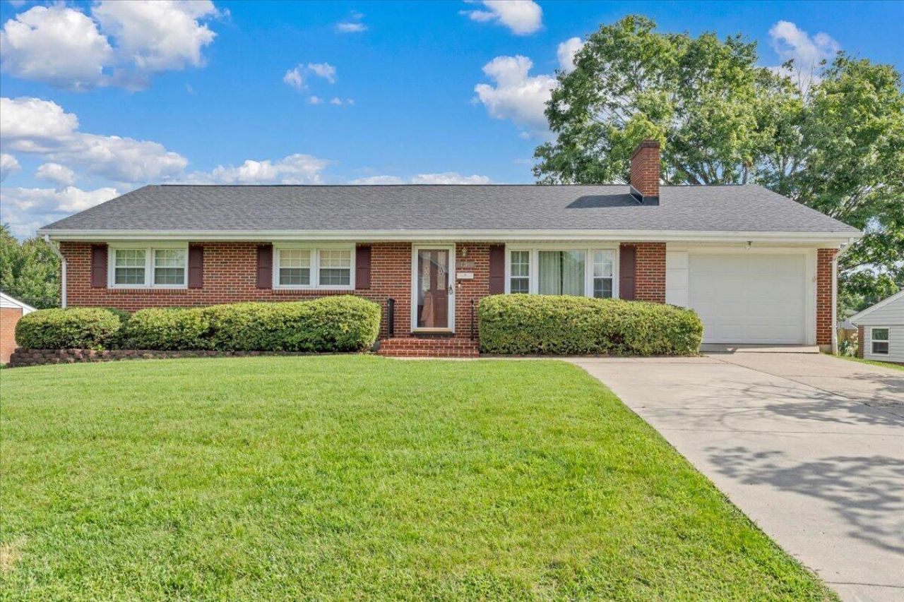 131 Maplelawn Ave Ne, Roanoke, VA 24012 Main Photo