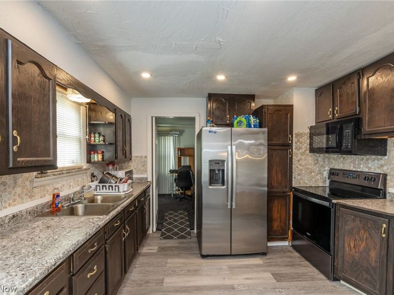 17004 Stockbridge Avenue, Cleveland, OH 44128 Photo 14