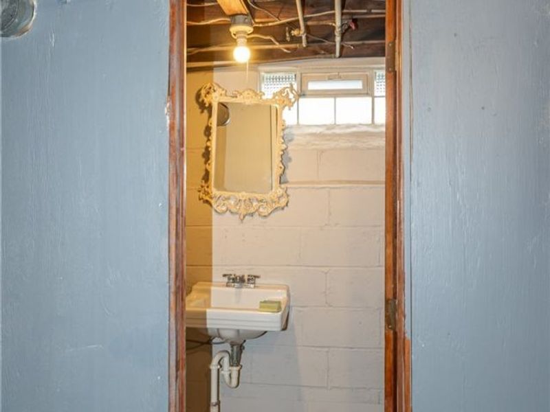 17004 Stockbridge Avenue, Cleveland, OH 44128 Photo 27