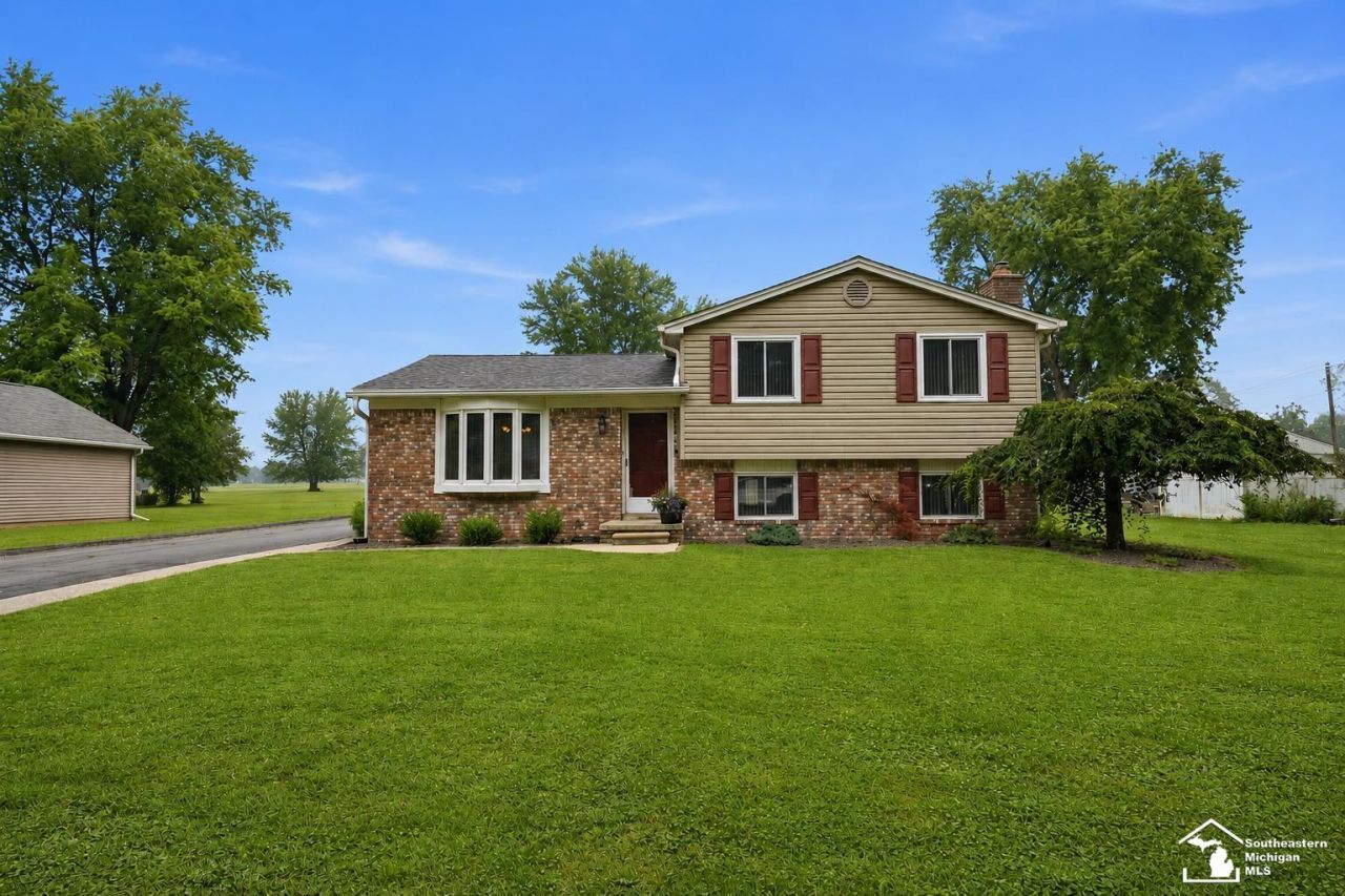 33429 Ludwig Drive, Rockwood, MI 48173 Main Photo