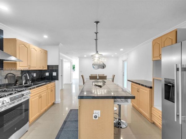 3685 W 9th Ave, Hialeah, FL 33012