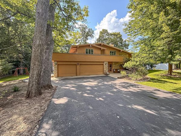 W267N7141 White Oak DRIVE, Sussex, WI 53089