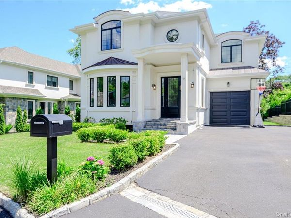 9 Greenway Terrace , Great Neck, NY 11024