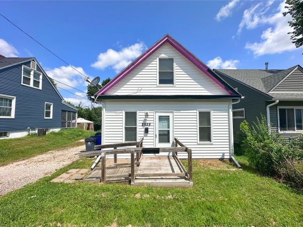 2928 Meadowbrook Drive SE, Cedar Rapids, IA 52403