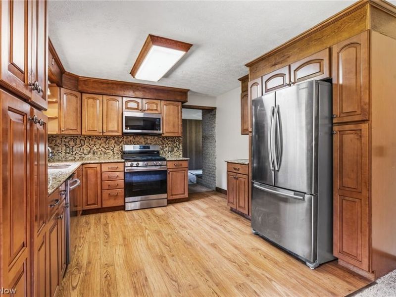 1129 Oak Tree Road, Akron, OH 44320 Photo 10