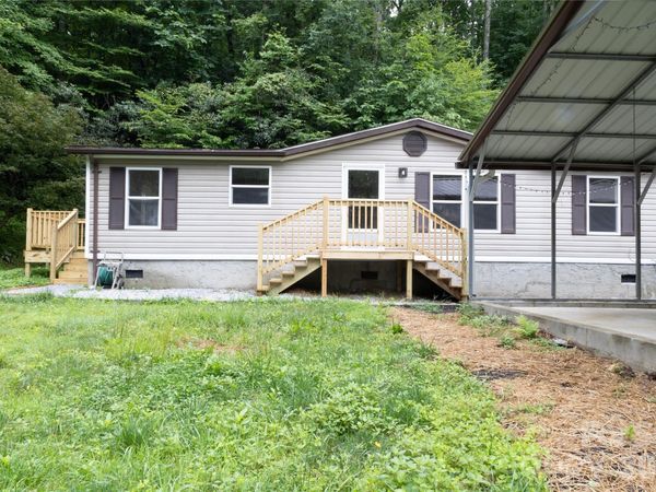 559 Old Quebec Road , Lake Toxaway, NC 28747