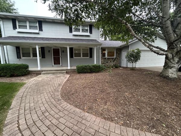 W330N5570 Linden CIRCLE E, Nashotah, WI 53058