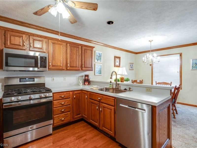 332 W Heatherwood Drive, Barberton, OH 44203 Photo 13