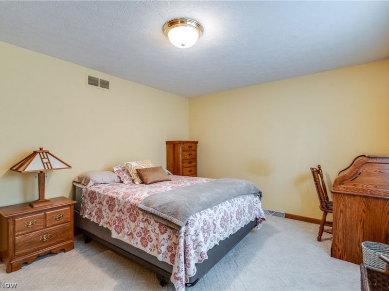 332 W Heatherwood Drive, Barberton, OH 44203 Photo 14