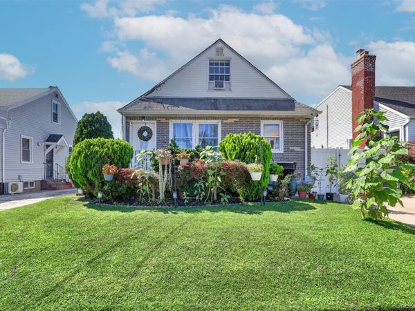 1069 Phoebe Street , Franklin Square, NY 11010