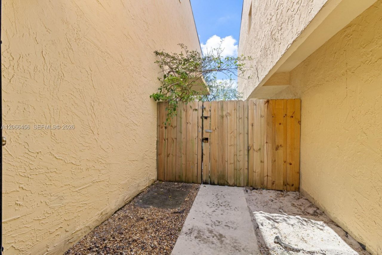 8953 NE 4th Ave Rd , Unit 8953, Miami Shores, FL 33138 Photo