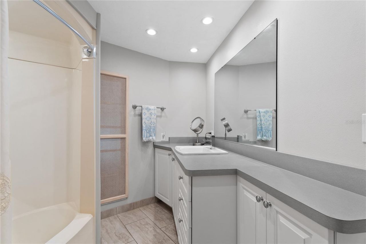 808 53rd Avenue E, Unit 18, Bradenton, FL 34203 Photo