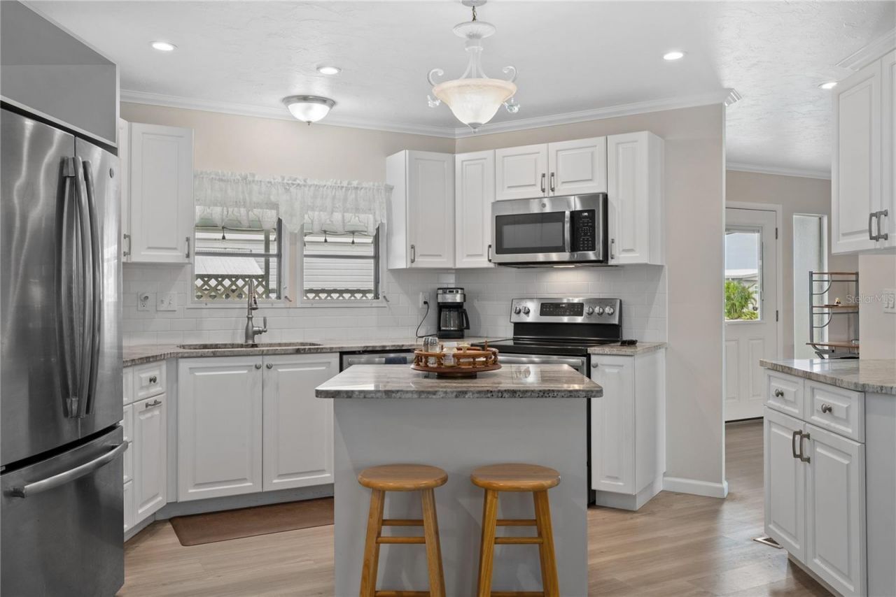 808 53rd Avenue E, Unit 18, Bradenton, FL 34203 Photo