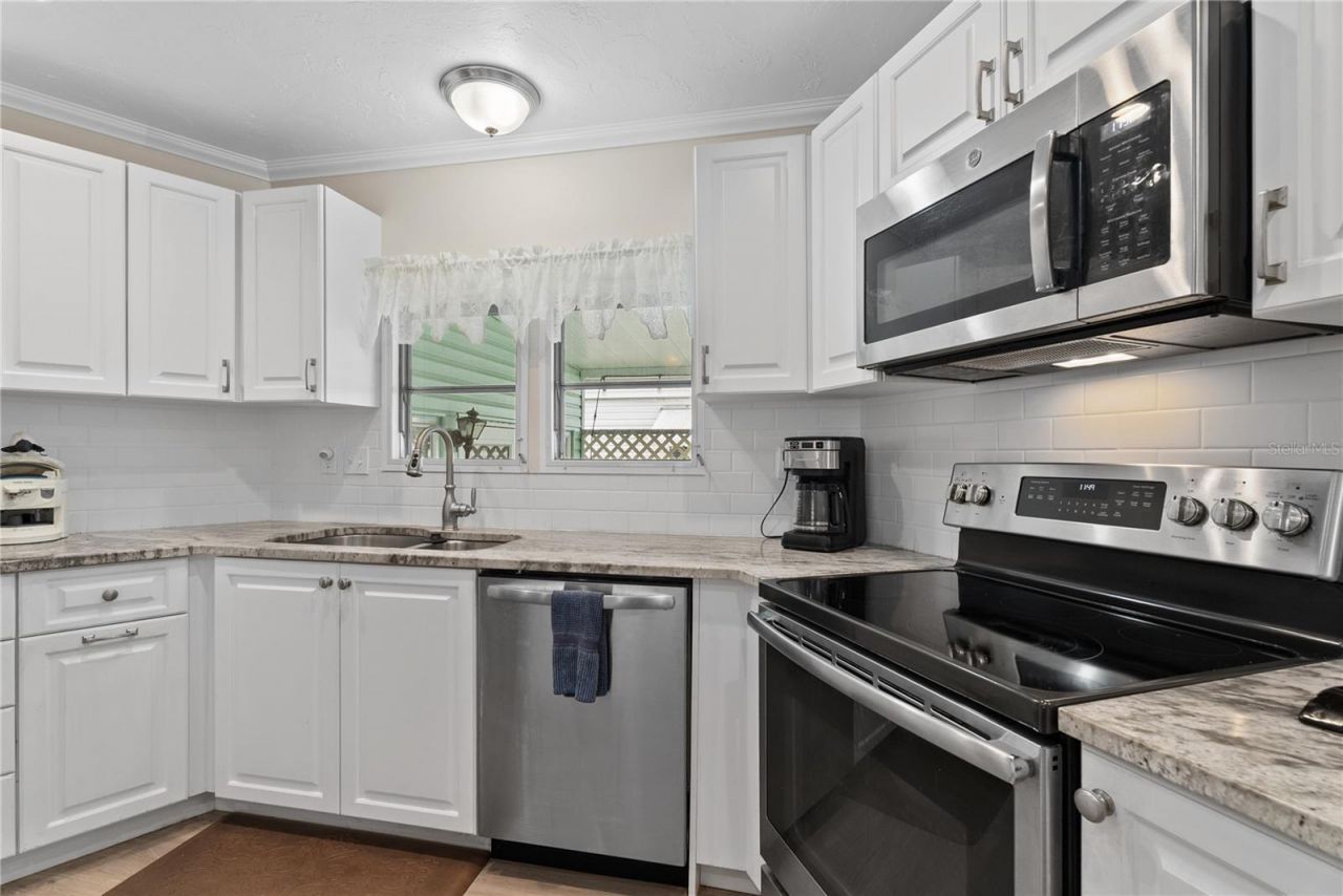 808 53rd Avenue E, Unit 18, Bradenton, FL 34203 Photo