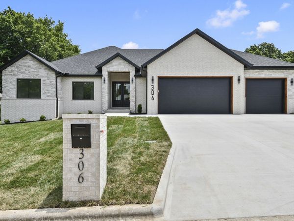 306 Park Cir, Sparta, MO 65753