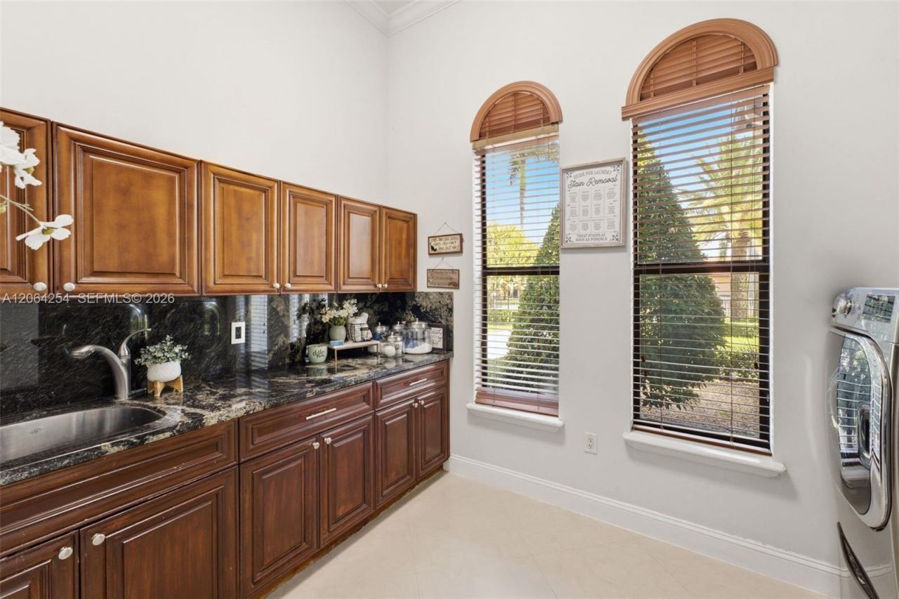 10181 NW 131st St, Hialeah Gardens, FL 33018 Photo
