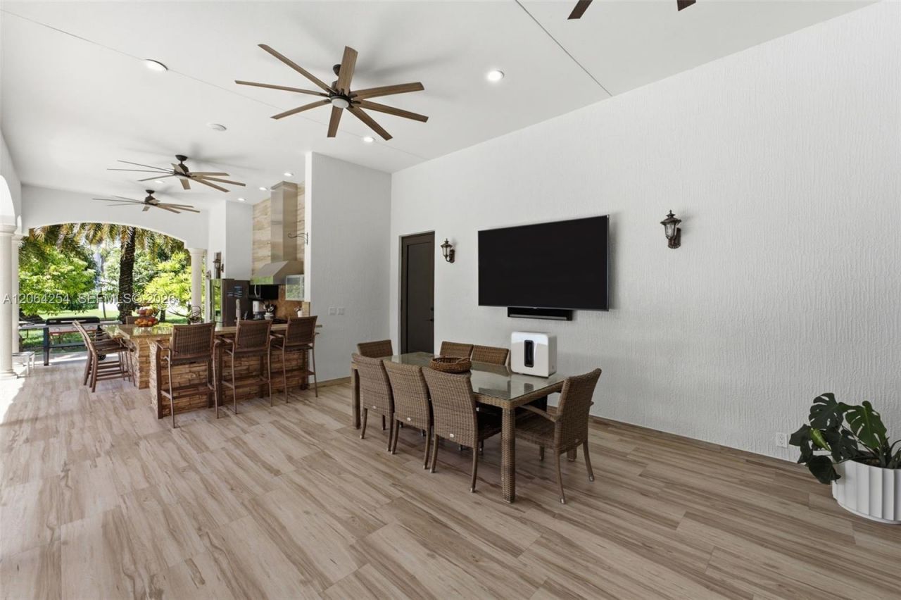 10181 NW 131st St, Hialeah Gardens, FL 33018 Photo