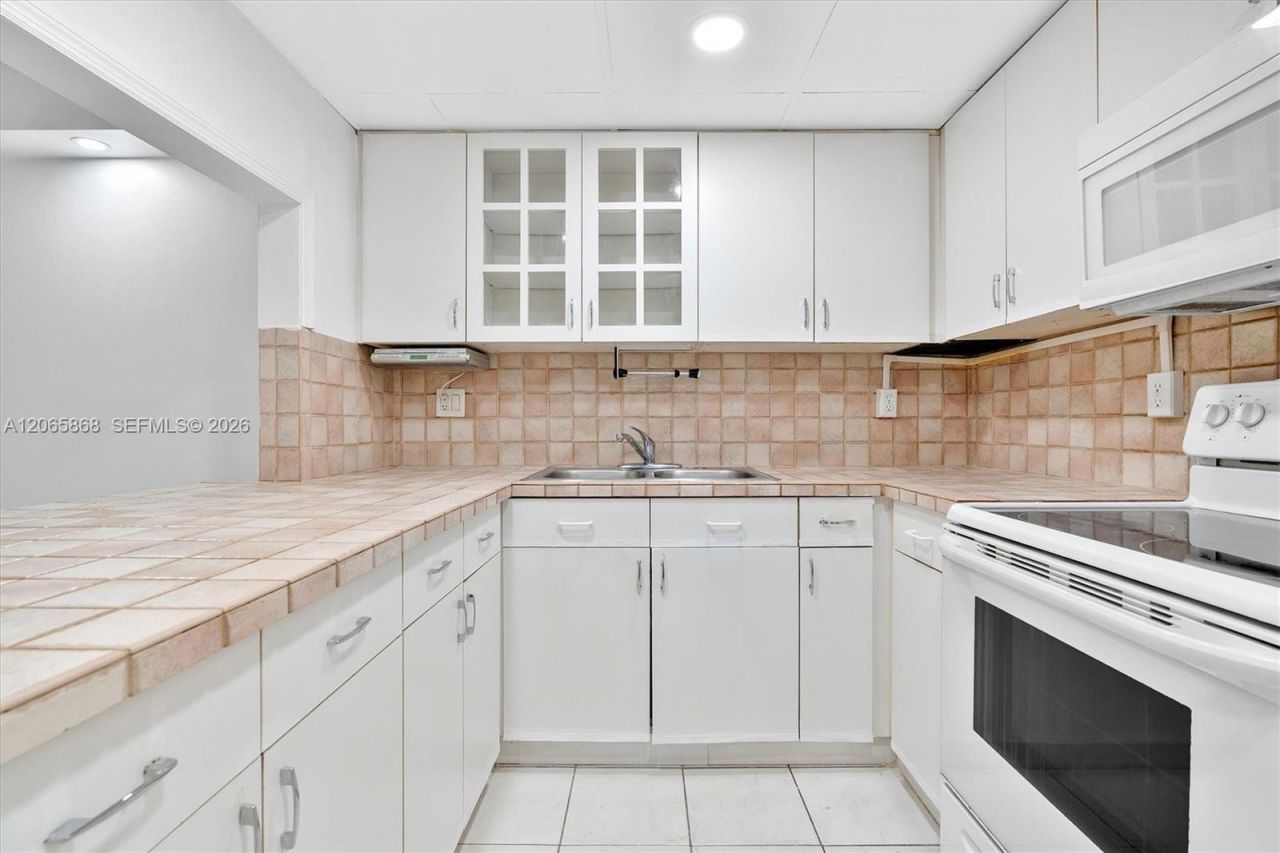 8050 NW 8th St, Unit 1110, Miami, FL 33126 Photo