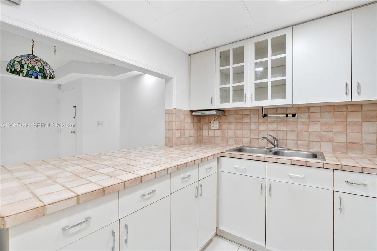 8050 NW 8th St, Unit 1110, Miami, FL 33126 Photo