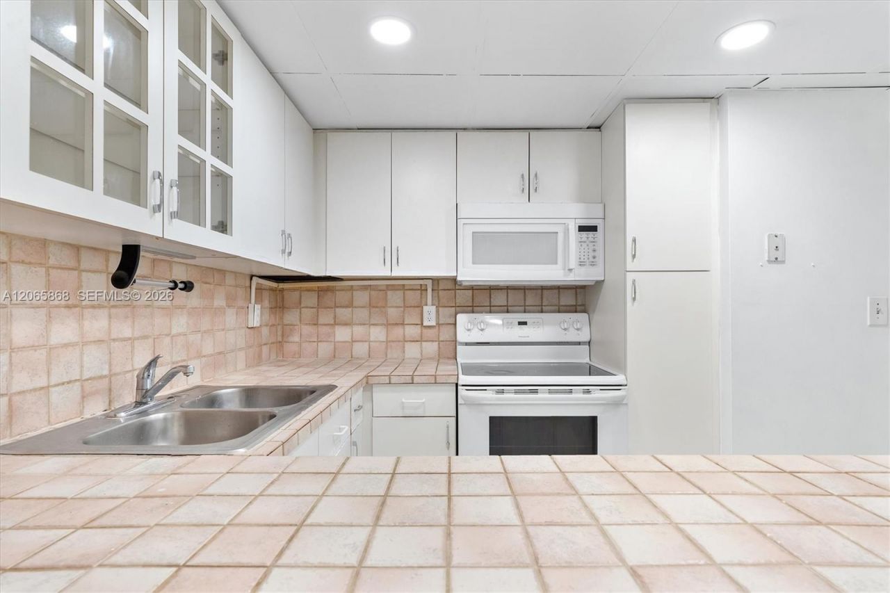 8050 NW 8th St, Unit 1110, Miami, FL 33126 Photo