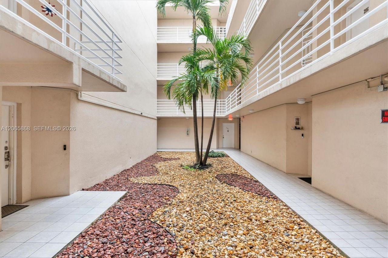 8050 NW 8th St, Unit 1110, Miami, FL 33126 Photo