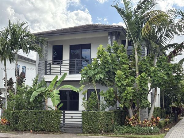 8217 NW 46th St , Doral, FL 33166