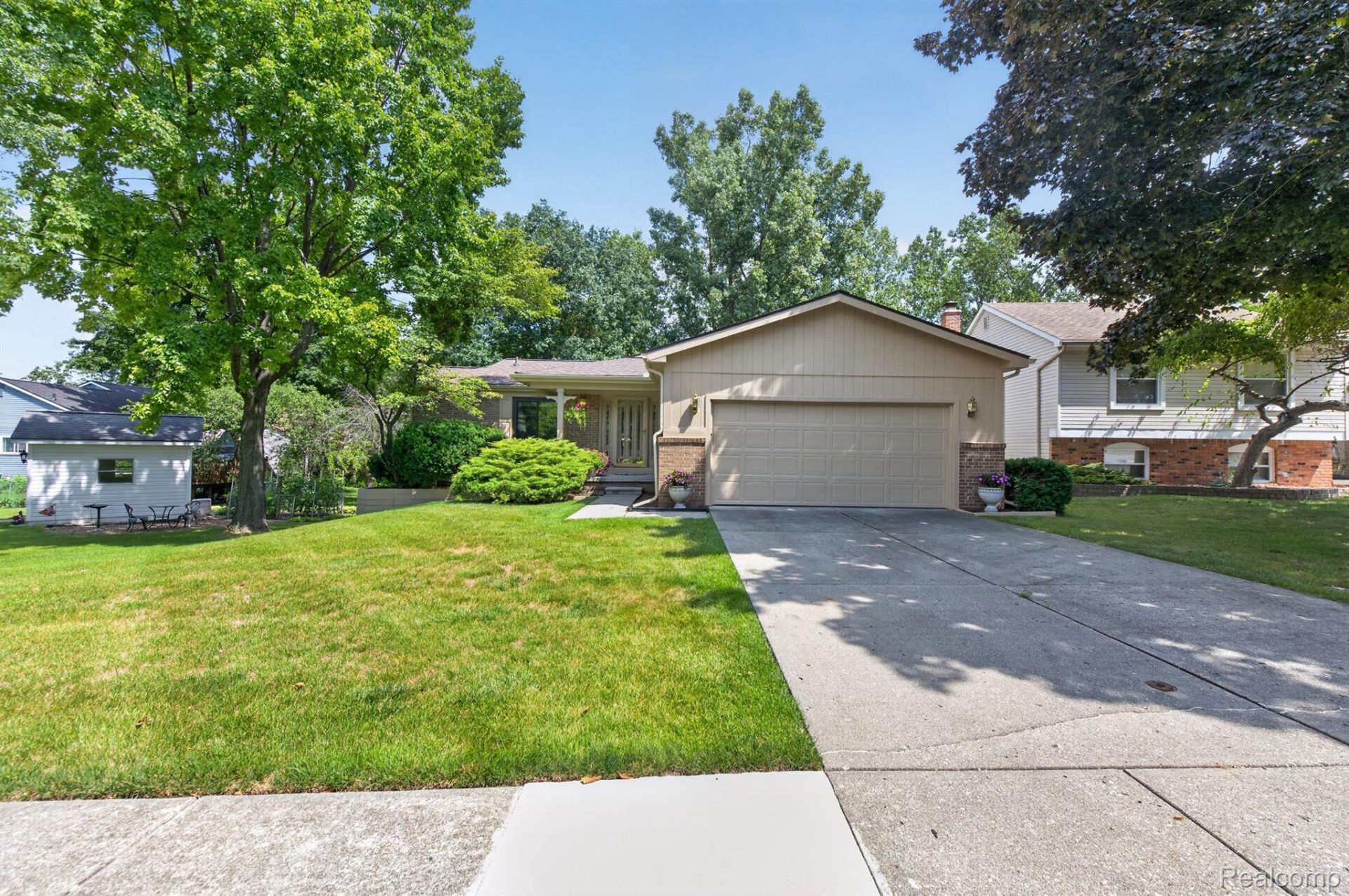 945 Devonshire Court, Brighton, Mi 48116 Main Photo