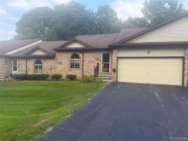 7080 S Bluewater Drive, Springfield Township, Mi 48348