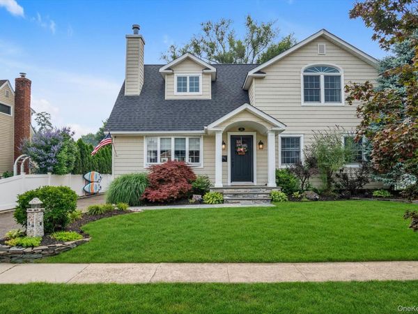 15 James Avenue, East Norwich, NY 11732