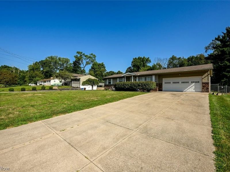 577 Catalina Drive, Akron, OH 44319 Photo 2