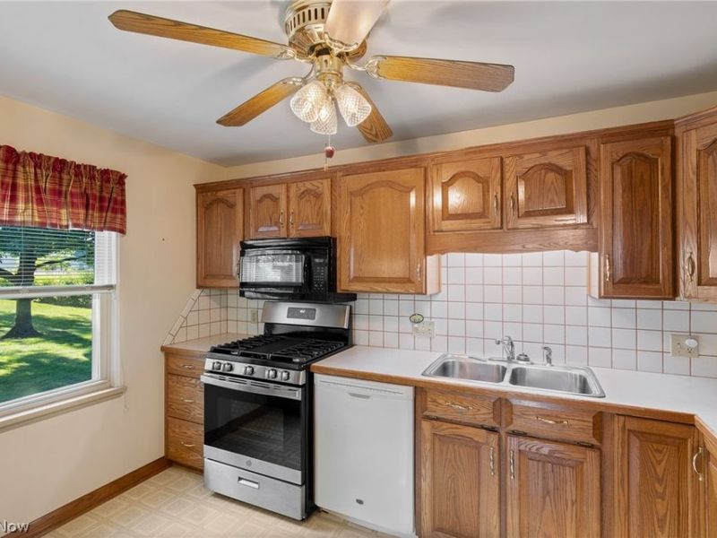 154 Hilltop Drive NW, Canton, OH 44708 Photo 14