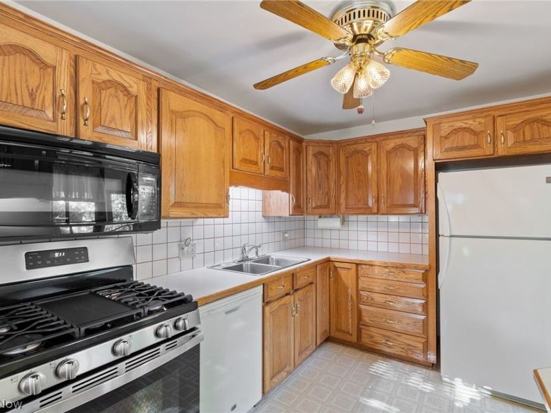 154 Hilltop Drive NW, Canton, OH 44708 Photo 16