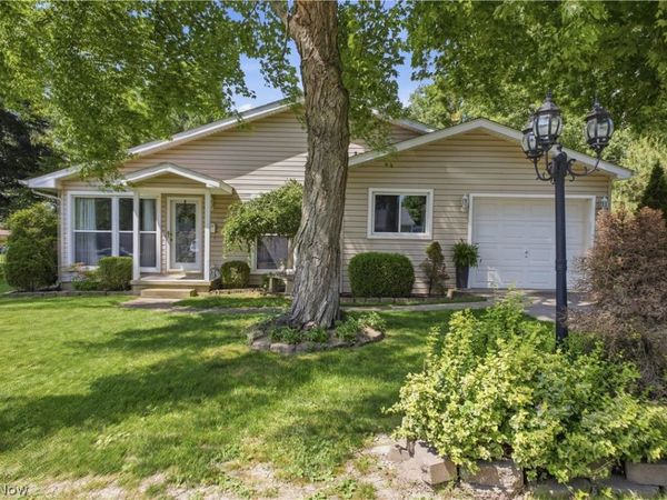 222 Sunset Court , Columbiana, OH 44408