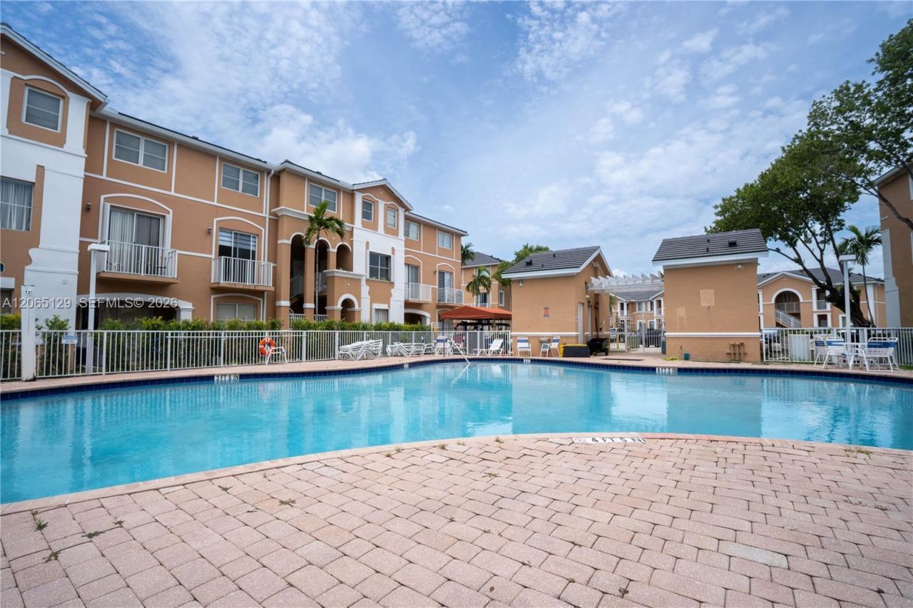 17600 NW 73rd Ave , Unit 201-6, Hialeah, FL 33015 Photo