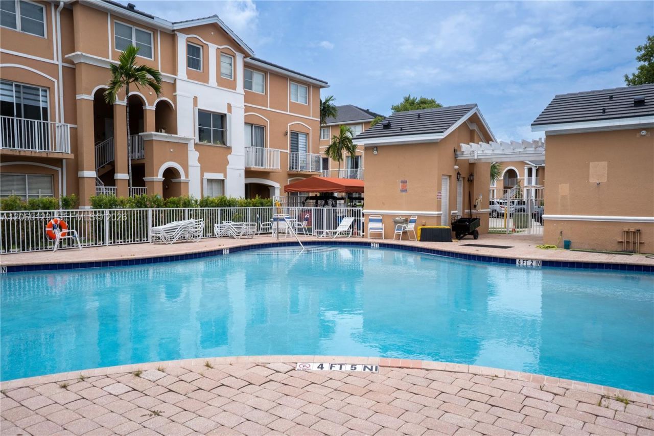 17600 NW 73rd Ave , Unit 201-6, Hialeah, FL 33015 Photo